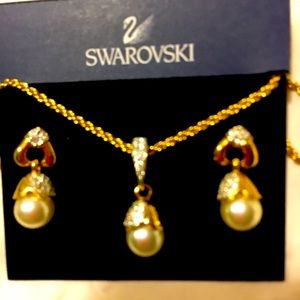 Swavroski pearl drop and crystal earrings with matching pendant necklace
